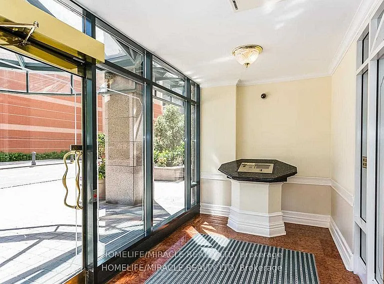 887 Bay St #304 — Photo 3