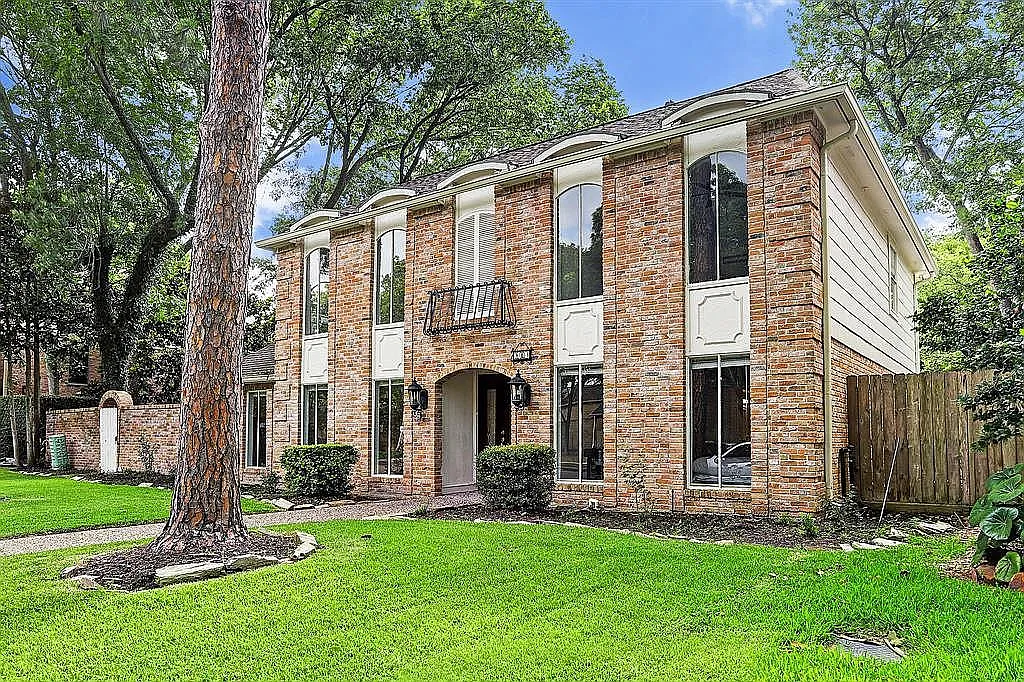 903 Crossroads Dr — Photo 2