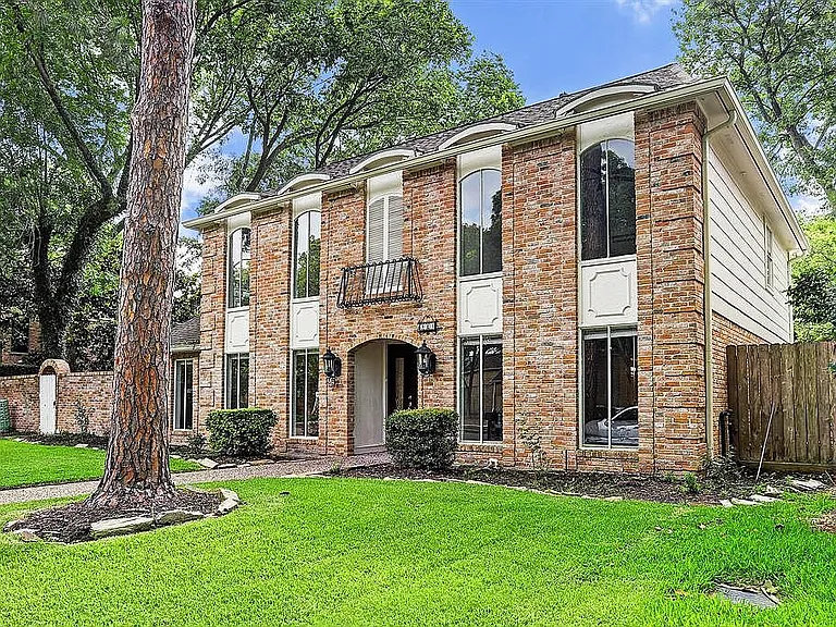 903 Crossroads Dr — Photo 2