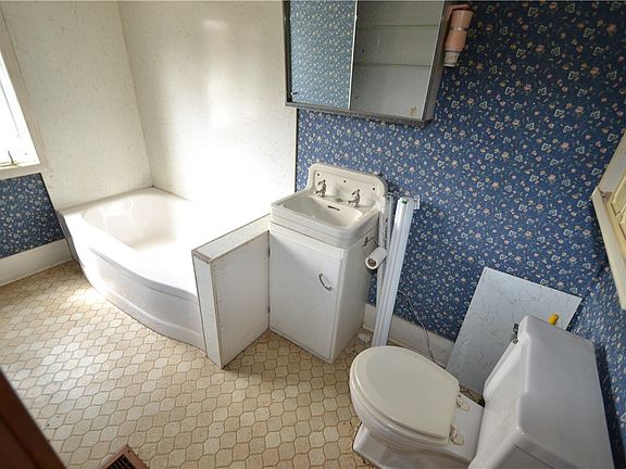 4th image of 26 Atwater St