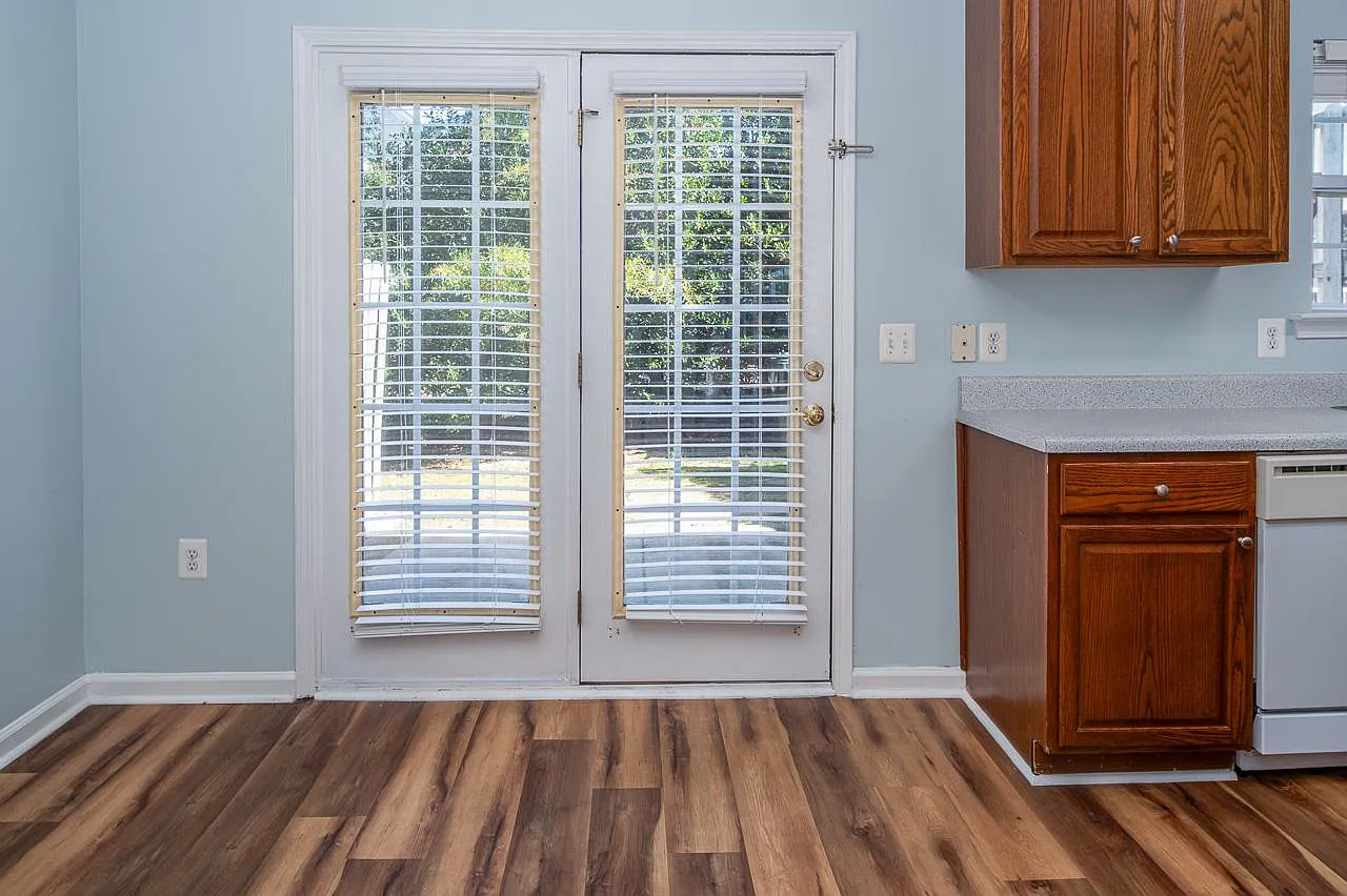 3 bed, 2.5 bath, 1380 sqft, $1,675 — Photo 2