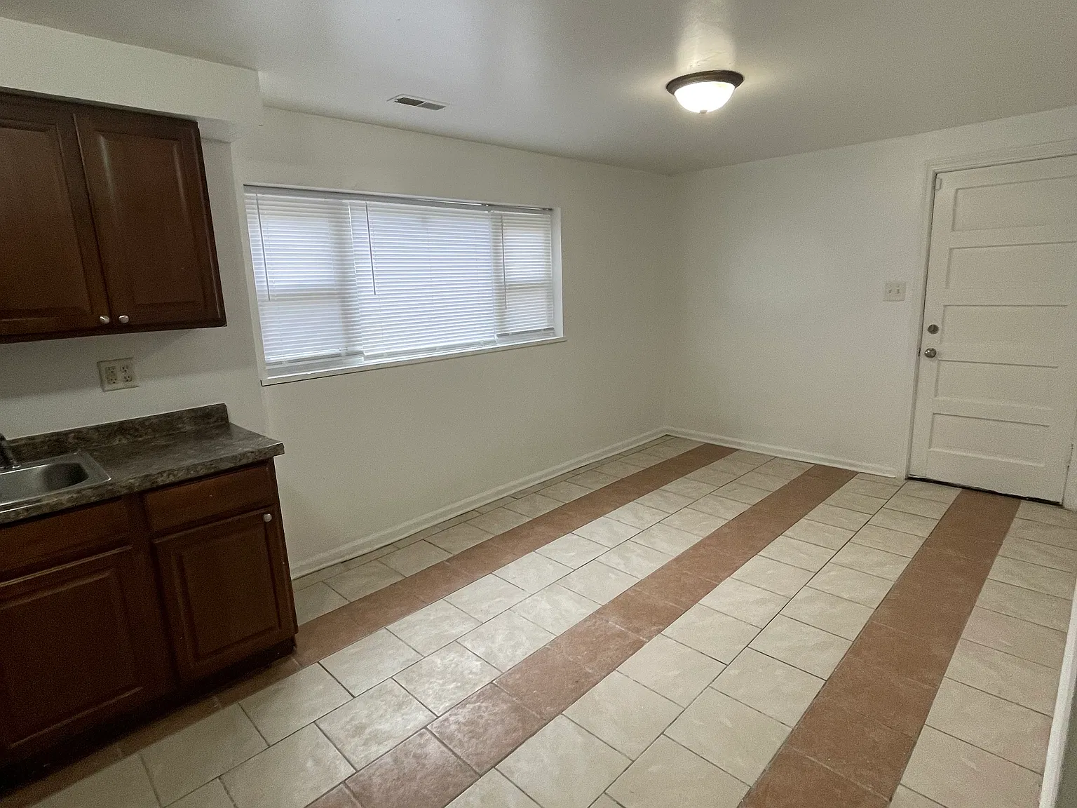 2 bed, 1000 sqft, $1,250 — Photo 2