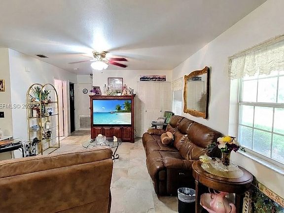 3rd image of 4001 Bishop Cir