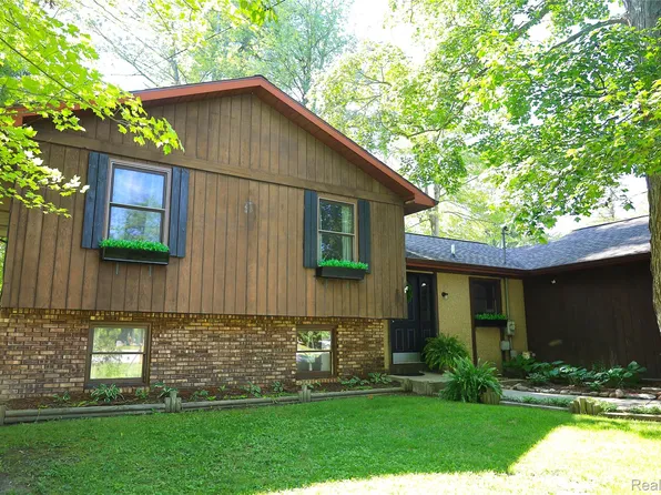 9509 Midland Rd, Freeland, MI 48623