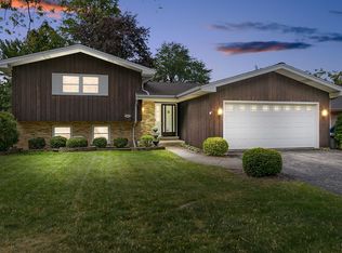 207 Robinson Ln, Westmont, IL 60559
