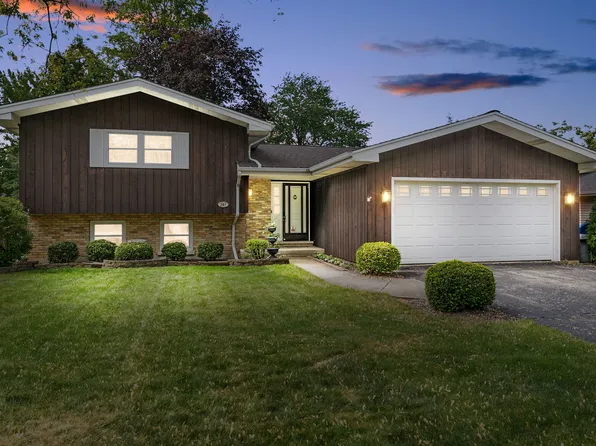 207 Robinson Ln, Westmont, IL 60559