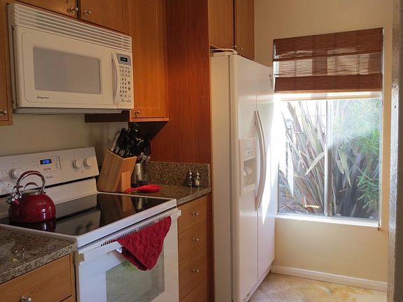 Kitchen oven/microwave/fridge included