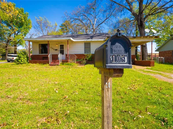 108 7th St, Palestine, TX 75803