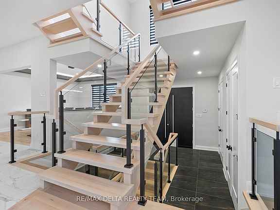 4th image of 663 Ballycastle Cres