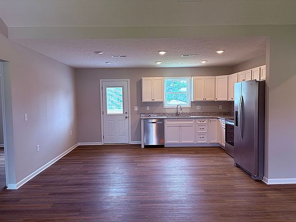3rd image of 594 Denning Cir