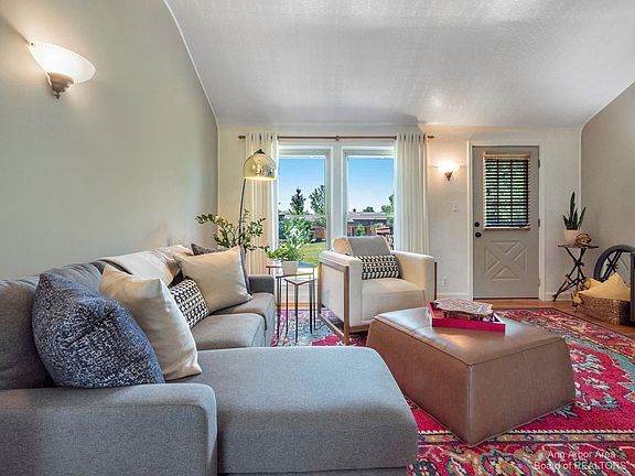 3rd image of 2260 Parkwood Ave