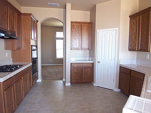 Beautiful kitchen, walk in pantry, instant hot water, gas cooktop, wall oven