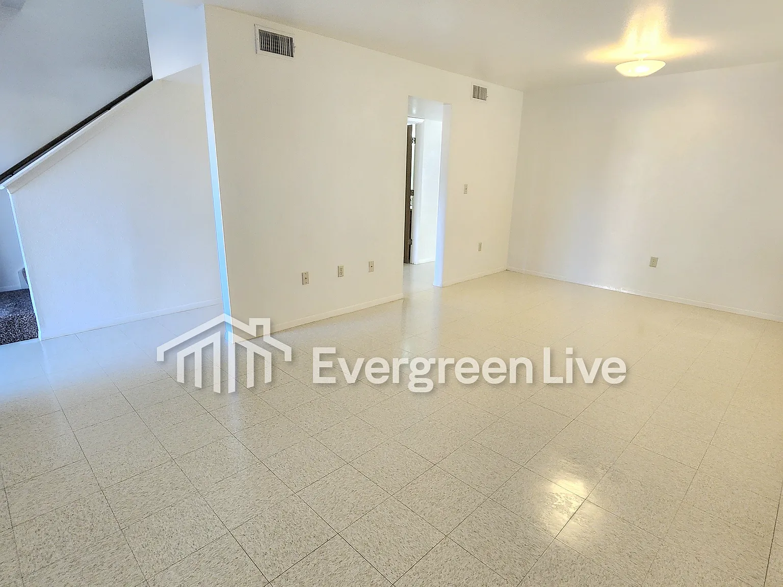 4 bed, 2.5 bath, 1390 sqft, $1,295 — Photo 3