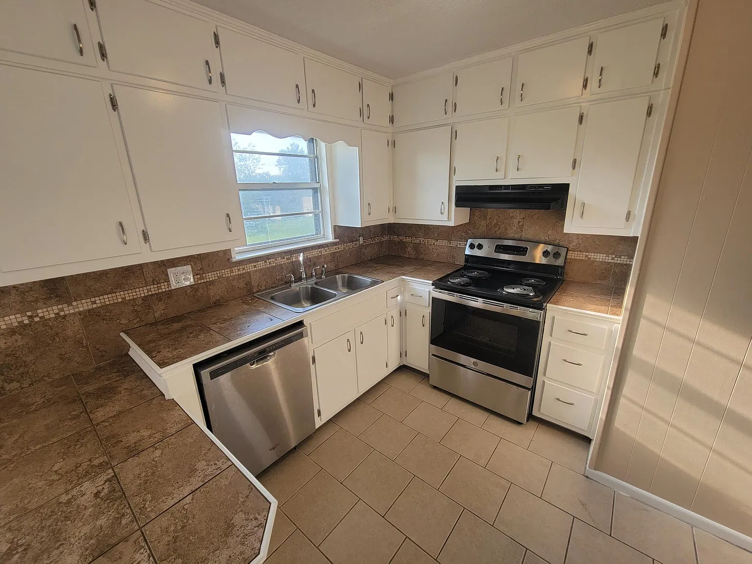 4 bed, 1.5 bath, 1320 sqft, $1,650 — Photo 4