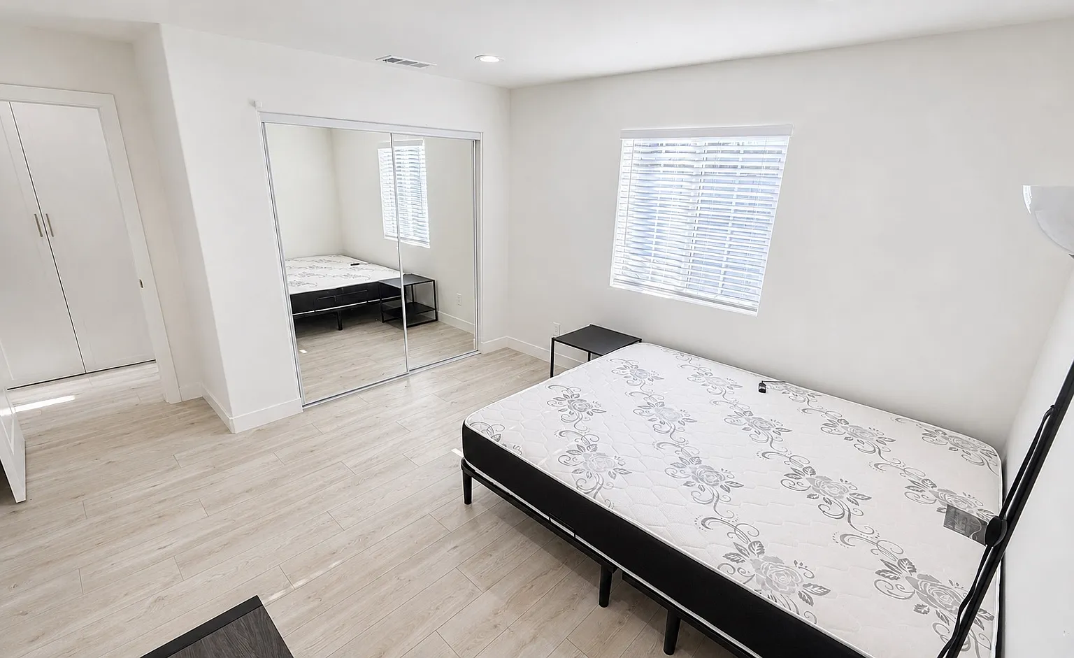 305 N College St — Photo 3