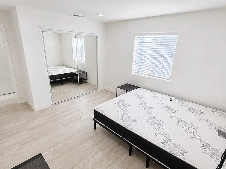 305 N College St — Photo 3