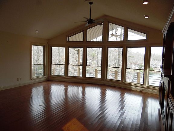 3rd image of 164 Lynhurst Dr
