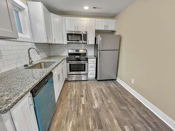 3rd image of 915 E Barrett Ave