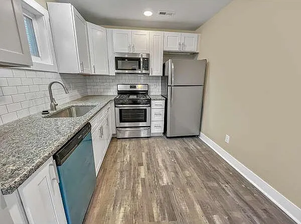 915 E Barrett Ave — Photo 3