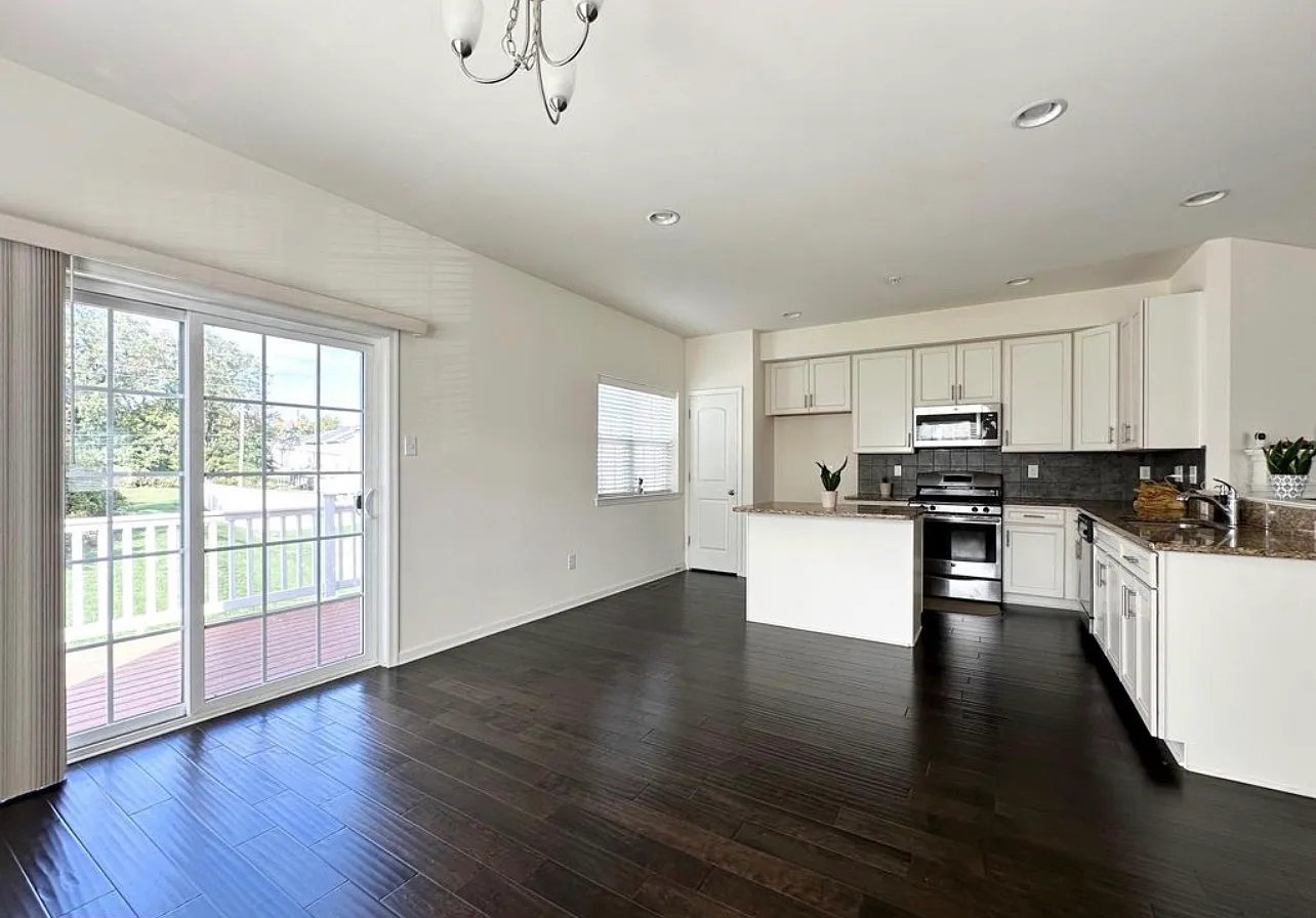 3 bed, 2811 sqft, $3,595 — Photo 4