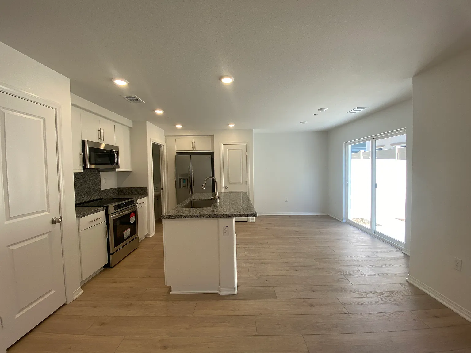 3 bed, 2.5 bath, 1410 sqft, $2,995 — Photo 3