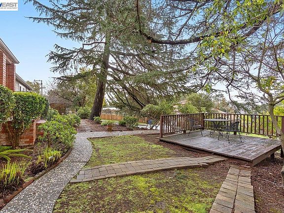 5th image of 18028 Almond Rd