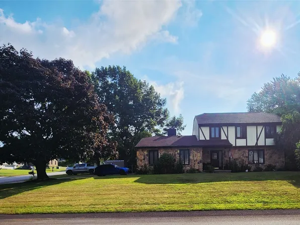 1305 Fieldcrest Dr, Erie, PA 16505