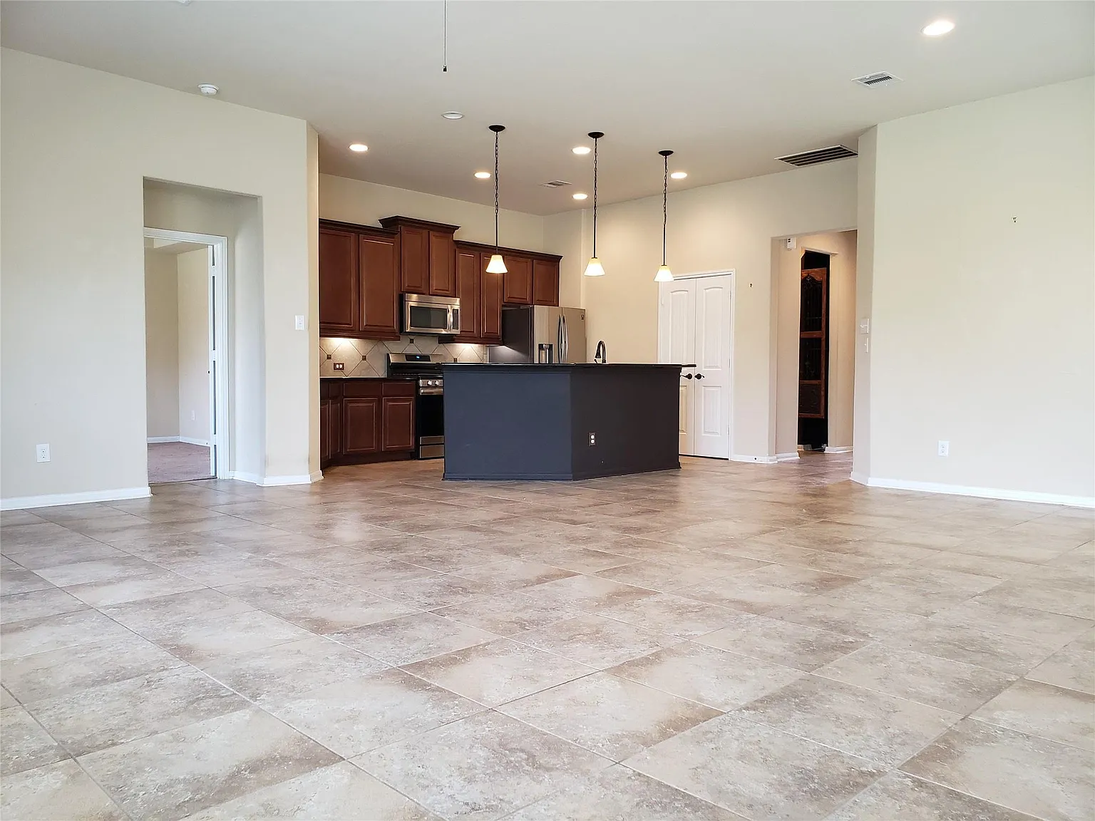 3 bed, 2.0 bath, 1737 sqft, $2,300 — Photo 3