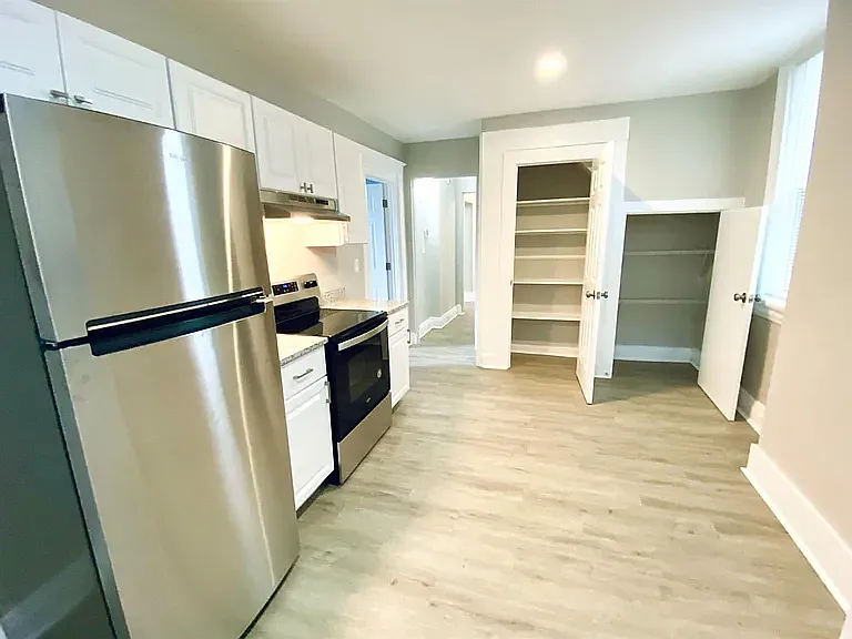240 Helen St — Photo 4