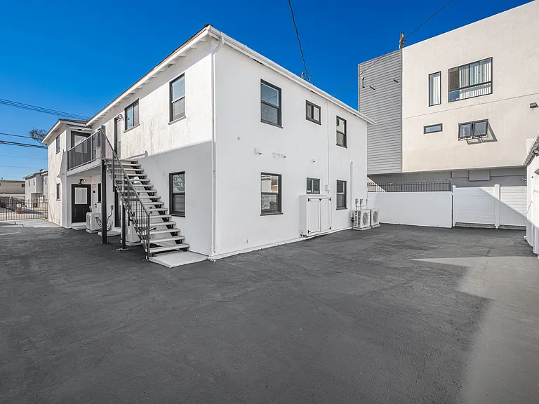 2046 S Burnside Ave — Photo 8