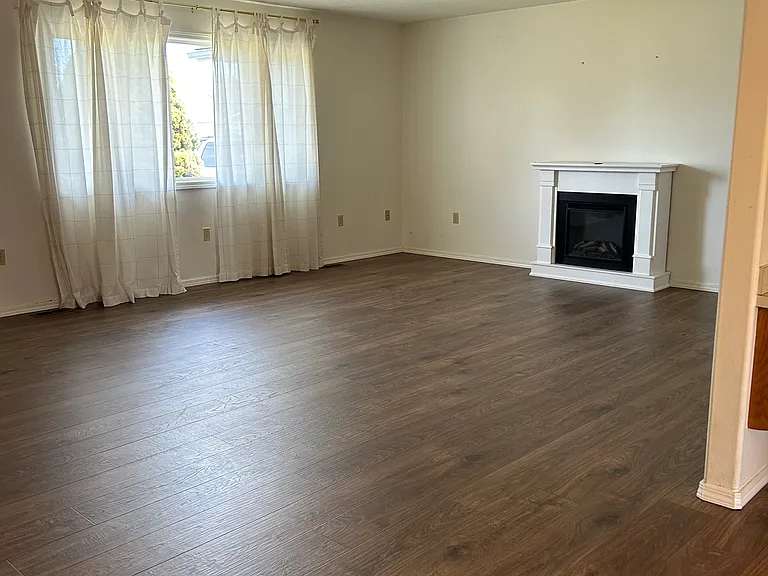 654 E Maple Pl — Photo 3