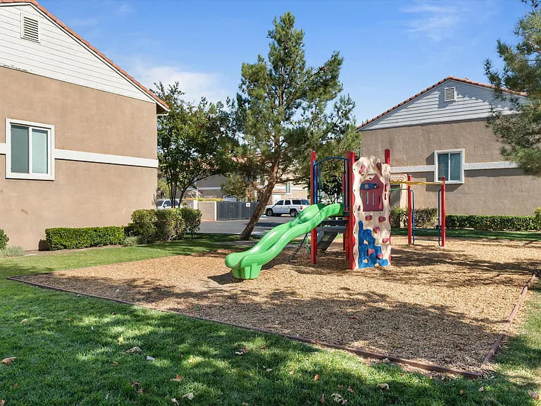 Lighthouse Townhomes — Photo 7