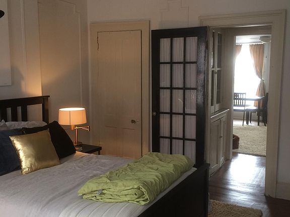 Bedroom w. full size bed.