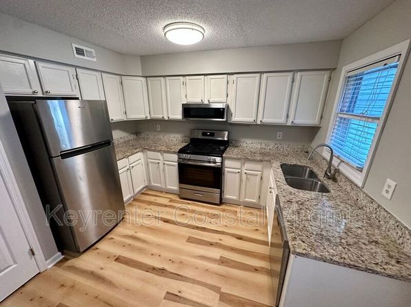 2102 Queen Annes Ct, Carrollton, VA 23314
