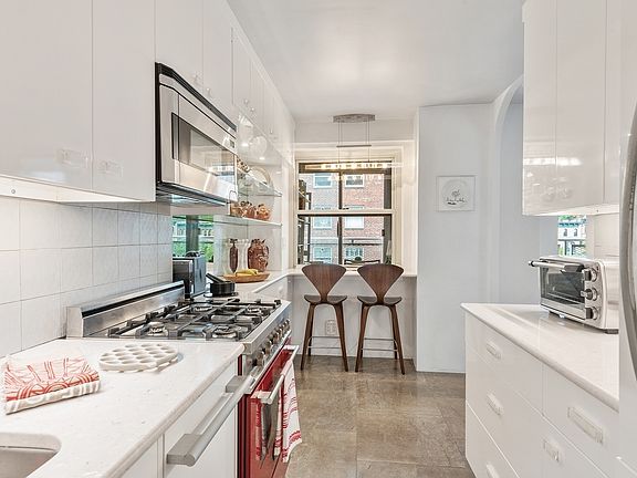 4th image of 70 La Salle St APT 10G