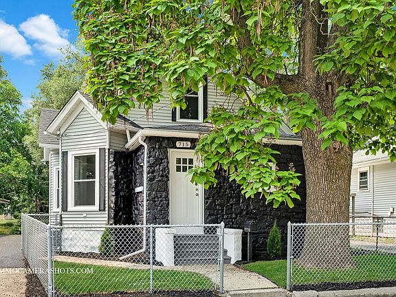 3rd image of 715 S Joliet St