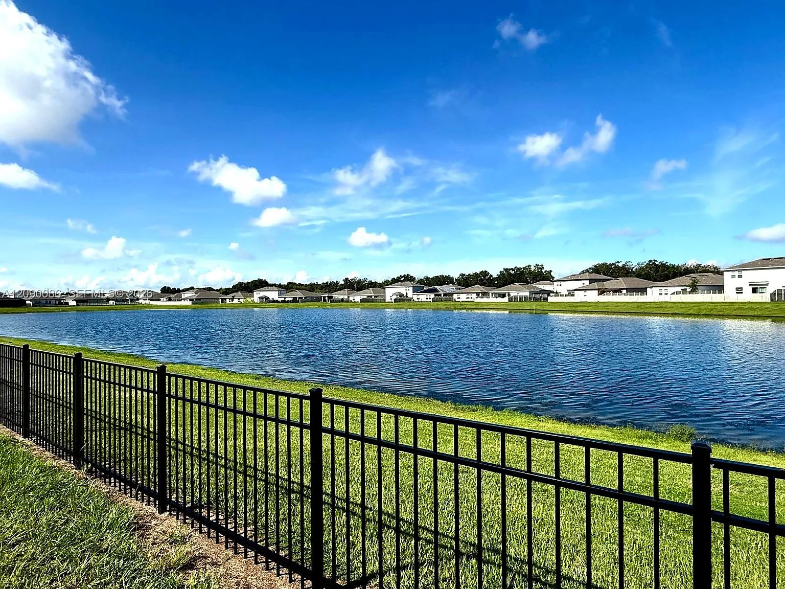 4 bed, 4.0 bath, 2102 sqft, $3,100 — Photo 3