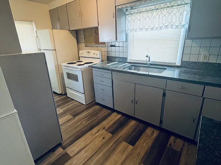 24802 Lambrecht Ave — Photo 12