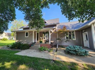 413 2nd St, Hull, IA 51239