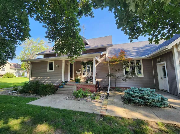 413 2nd St, Hull, IA 51239