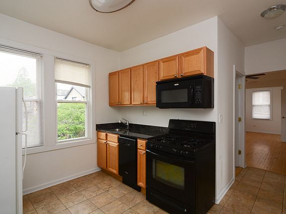 3rd image of 1236 W Oakdale Ave APT 2