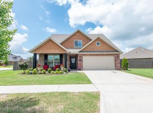 2925 W Tiger Eye Dr, Fayetteville, AR 72704