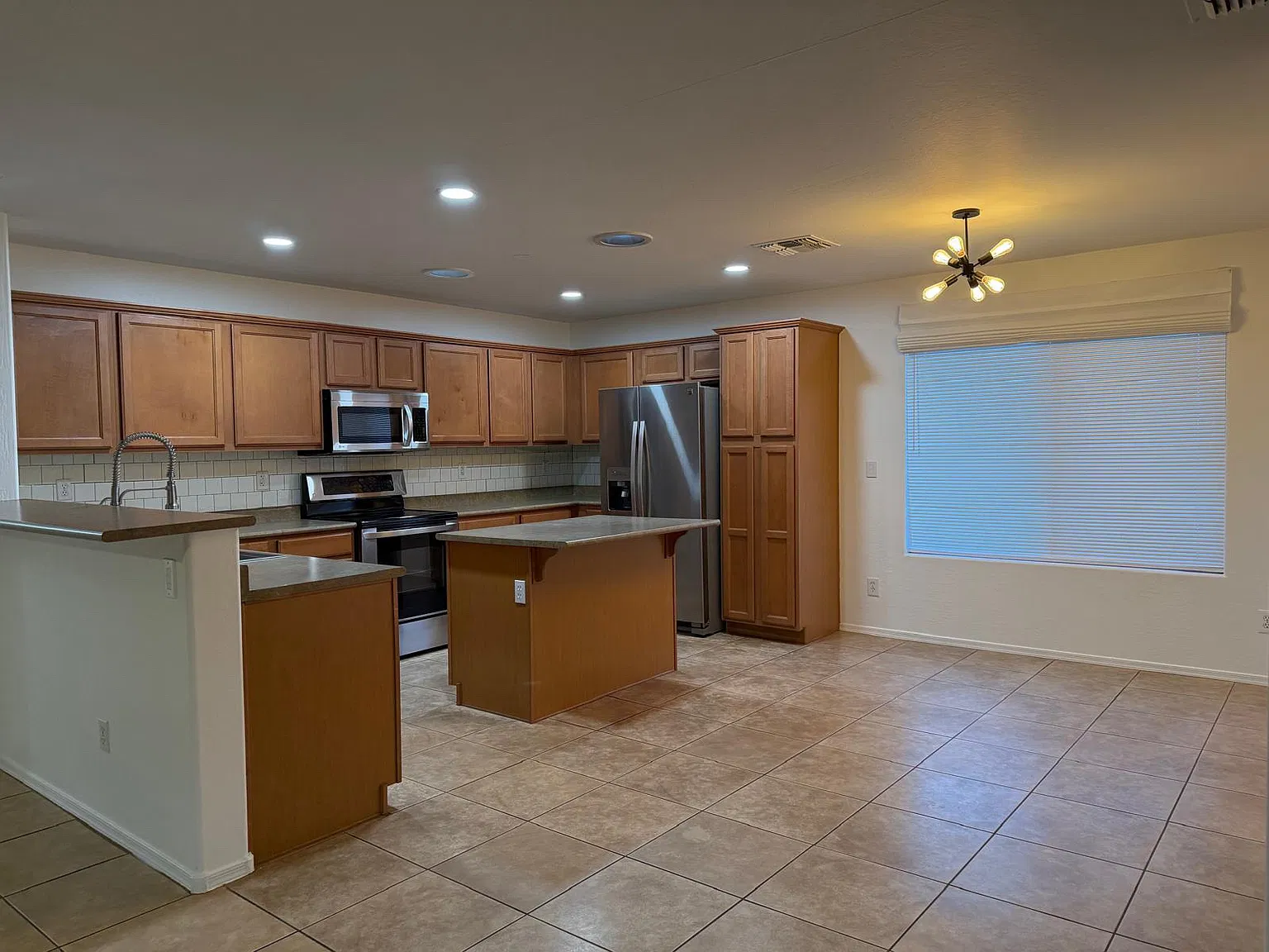 3 bed, 1704 sqft, $2,300 — Photo 2