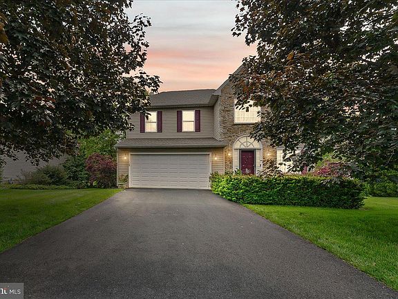 3rd image of 111 Danbury Dr