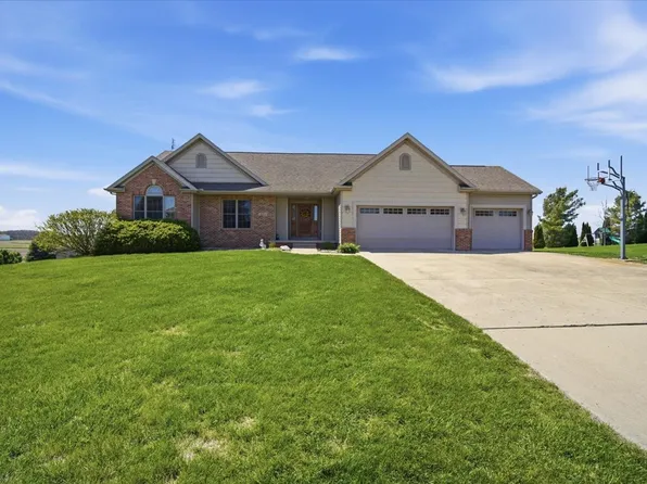 10372 Lyonheart Ln, Bloomington, IL 61705