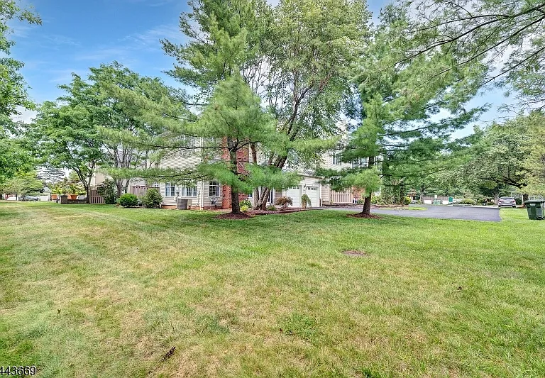 10 Stevens Ln — Photo 25