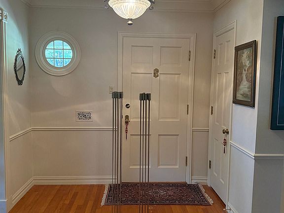 3rd image of 212 W 13th St