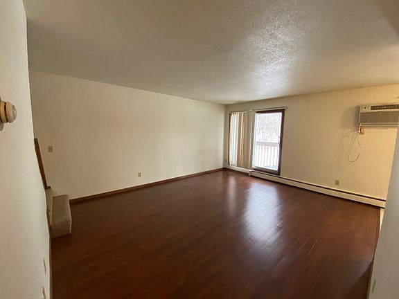 3rd image of 1421 Dakota Ave S APT 3