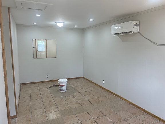 4th image of 4310 Mistletoe Dr #B
