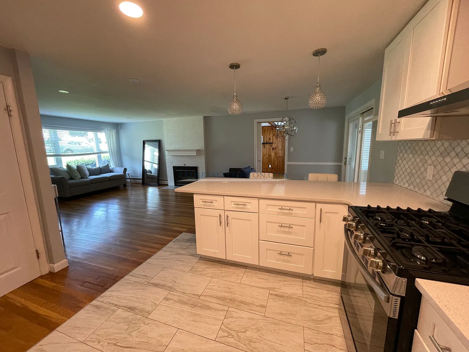5 bed, 2.0 bath, 2100 sqft, $900 — Photo 2
